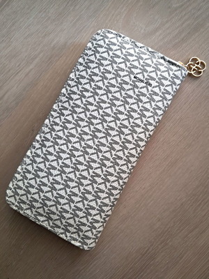 Michael Kors wallet white with pattern like new