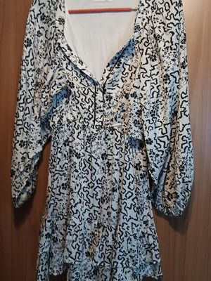 BSB dress small, like new, black and white, 100% viscose