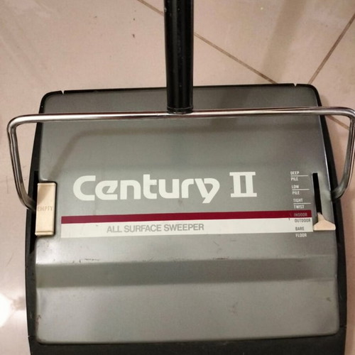 Metal Mechanical Sweeper like new, collects pet hair well