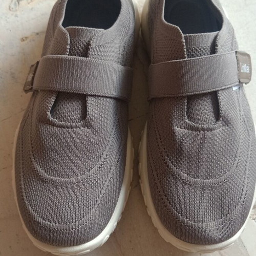 Athletic shoes size 39 new, gray and beige color