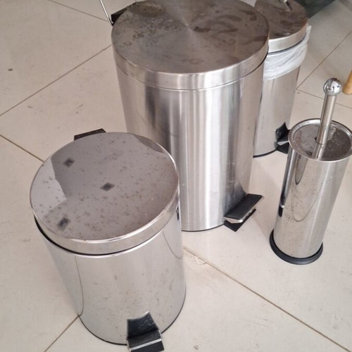 Set of bins and toilet brush like new