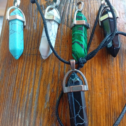 Crystal pendant set unisex like new, multicolor