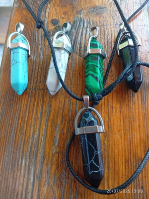 Crystal pendant set unisex like new, multicolor