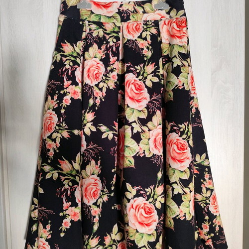 Floral midi skirt used, high-waisted with pockets, size XS
