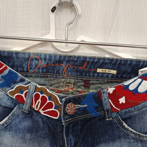 Desigual jeans with embroidered waist, like new