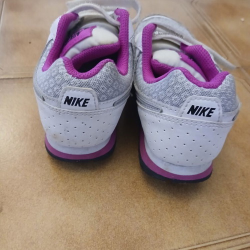 Nike athletic shoes used, size 30, white and pink for girls