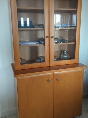 Έπιπλο με βιτρίνα από ξύλο μασίφ σαν καινούργιο