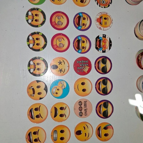 Chipicao Emoji Caps 2018 like new, set of 32
