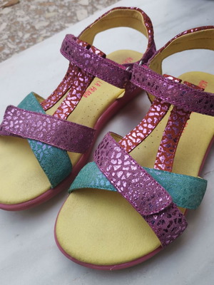 Παιδικά πέδιλα Agatha Ruiz de la Prada νούμερο 34 σαν καινούργιο, μεταλλιζέ χρωματισμοί
