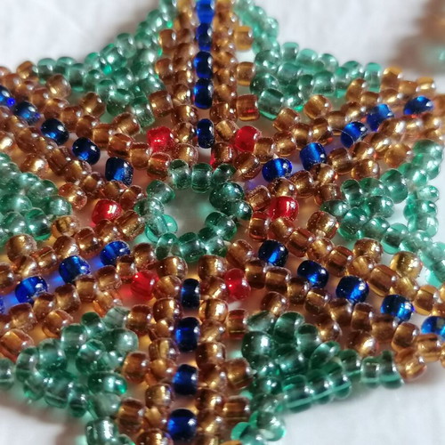 Handmade star-shaped beaded earrings new, green and gold