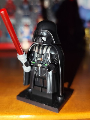 Darth Vader φιγούρα Lego σαν καινούργιο με βάση, κάπα, πανοπλία, κόκκινο lightsaber