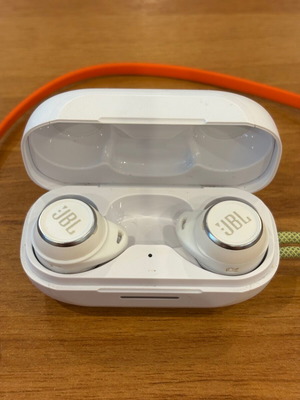 JBL wireless earbuds white like new