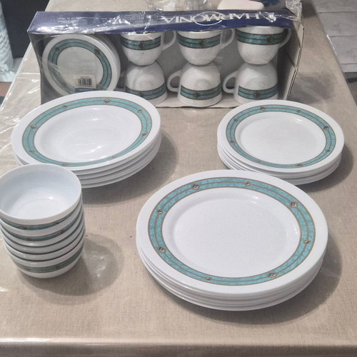 Harmonia Crivisa 36-Piece Dinnerware Set Like New, White with Turquoise