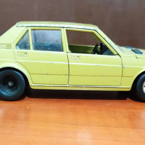 Bburago Alfa Romeo Giulietta 1.6 vintage diecast model 1/24