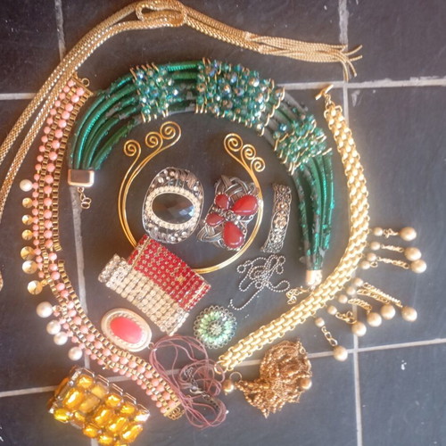 Bijou set used with damages for repair or parts