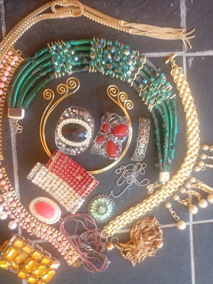Bijou set used with damages for repair or parts
