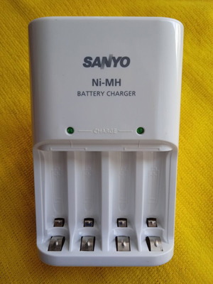 Sanyo Battery Charger NC-MQN04E like new