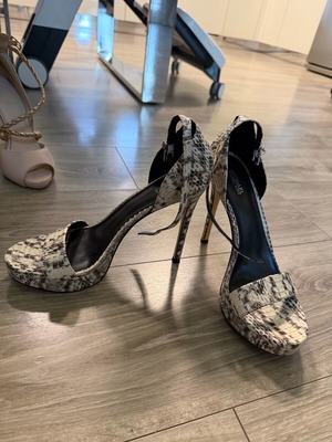 Michael Kors sandal new, size 38.5-39, white and beige