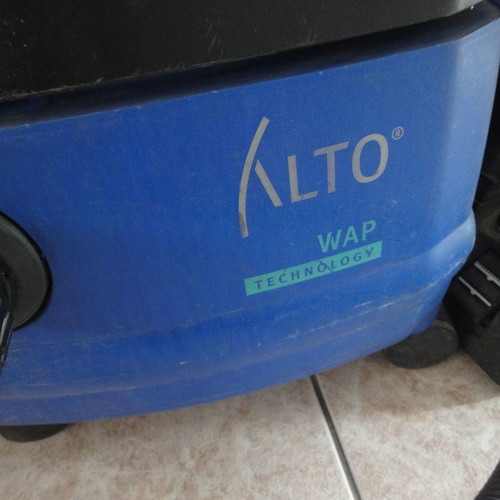 Alto electric vacuum cleaner used for solids and liquids