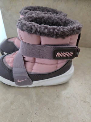 Nike boots like new, size 23.5 (13cm), warm and comfortable