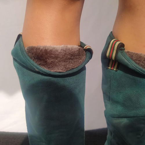 Green low boots with fur lining, size 39