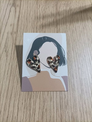 Heart-shaped earrings new with animal print