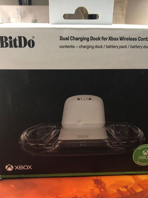 8BitDo Dual Charging Dock for Xbox Series X|S and Xbox One like new with 2 rechargeable batteries