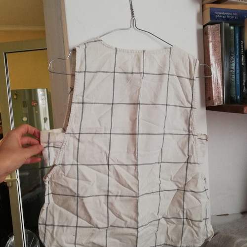 Less sleeveless top Small cotton off-white beige check, slightly yellowed underarms