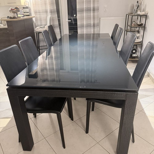 Dining set Casa di Patsi with black glass and 8 leather chairs like new
