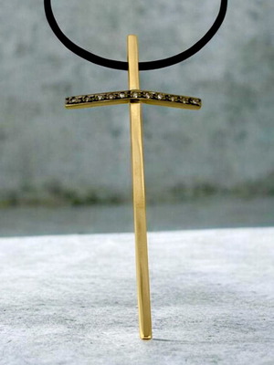 18k cross with 11 diamonds new, handmade