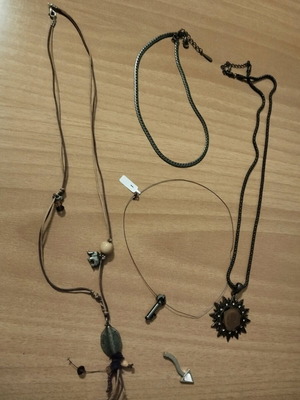 Necklaces like new, set of 4 necklaces and one pendant gift