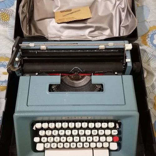Olivetti Studio 46 typewriter 1974 with carrying case, one key damaged