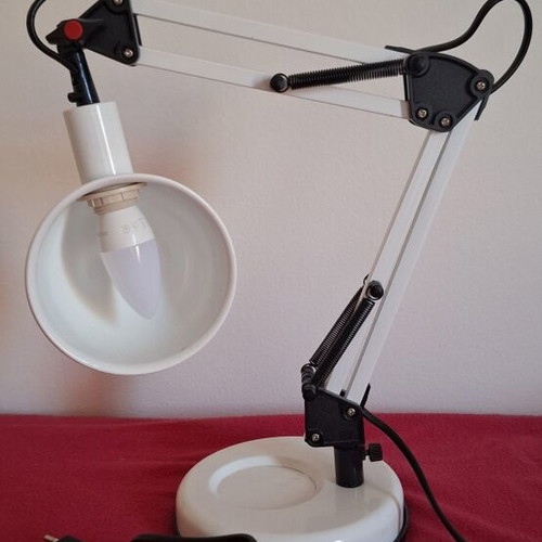 Multi-position desk lamp like new