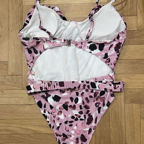 One-piece swimsuit new, fantastic color, size large with belt