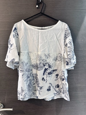 Anel white blouse with blue floral pattern and lace, size S