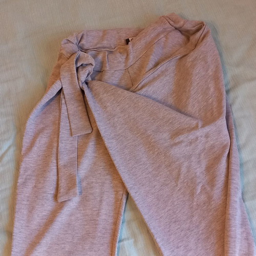 Pants with unique front tie like new, size small-medium, gray