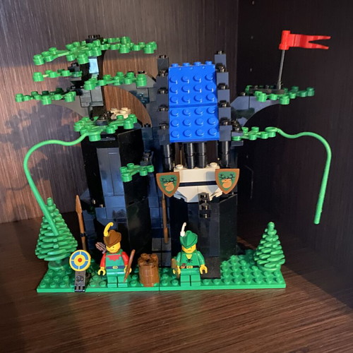 Lego 6054 Forestmen’s Hideout set, complete