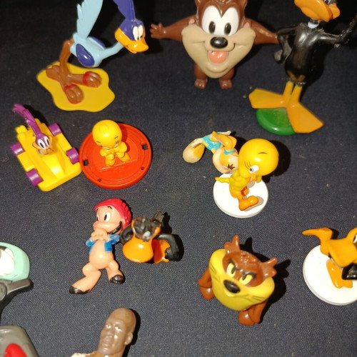 Λοτ 15 φιγούρες και παιχνίδια Looney Tunes μεταχειρισμένα, με Kinder έκπληξη