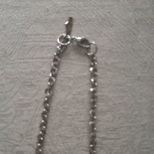 Long gray necklace like new, impressive