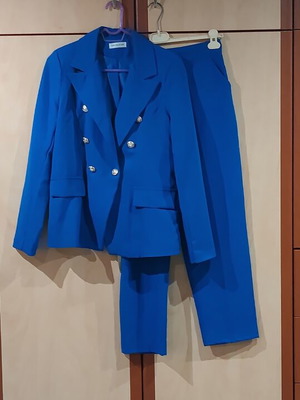 Women's blue suit with blazer and straight pants like new