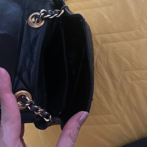 Shoulder bag used with black chain detail