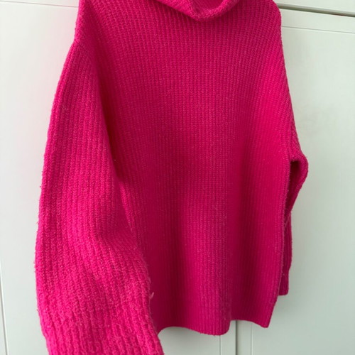 Fuchsia sweater Bershka long with neck like new