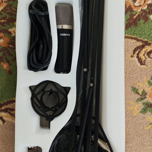 Vonyx condenser microphone like new with stand and pop filter
