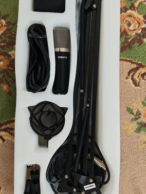 Vonyx condenser microphone like new with stand and pop filter