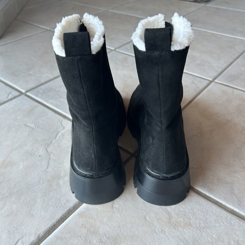 Women's boots with fur lining size 39 black like new