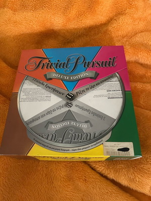 Trivial Pursuit Deluxe Edition like new