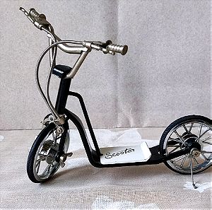 Μινιατούρα μεταλλική, ποδήλατο-Scooter μήκους 16,5 εκατοστών και βάρους 192 γραμμαρίων. Από τη συλλογή μου