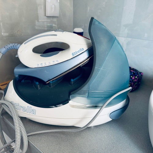 Stirella steam iron like new