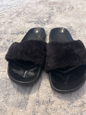 Fur slippers like new, size 39, black