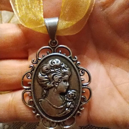 Cameo pendant with double transparent ribbon like new, silver 925 clasp